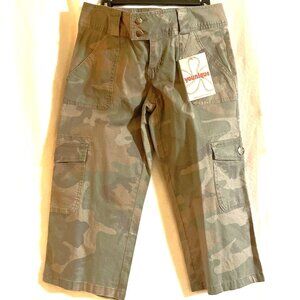 Younique Womens Capris NWT Size 13 Camouflage Style